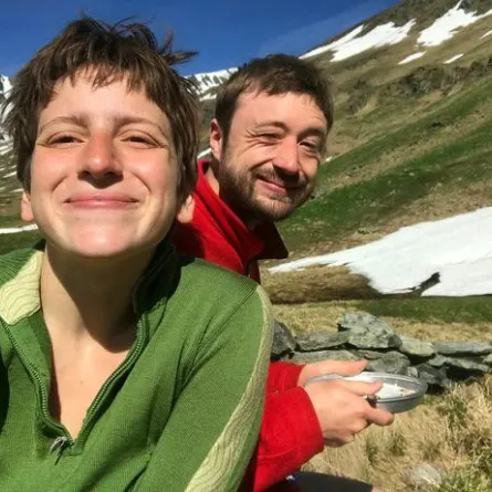 تنقذ صديقها من أنياب دبة مفترسة بهذه الحيلة