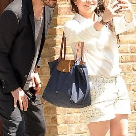 صور «كيانو ريفز» مع المعجبات تثير الجدل.. وهذا هو سبب حزنه الدائم