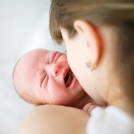 هل تعرفين أسباب بكاء مولودك في أشهره الأولى