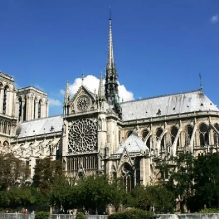 أول قداس بكاتدرائية «نوتردام دو باريس» بعد الحريق