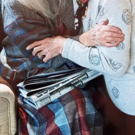 ابنة عمرها 82 سنة تلتقي والدتها المعمرة بعد 61 عامًا من الفراق.. فكيف حصلت معجزة لقائهما؟