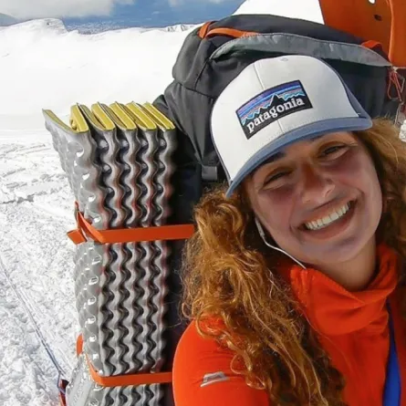 أول لبنانية تصل إلى إيفرست أعلى قمة في العالم 