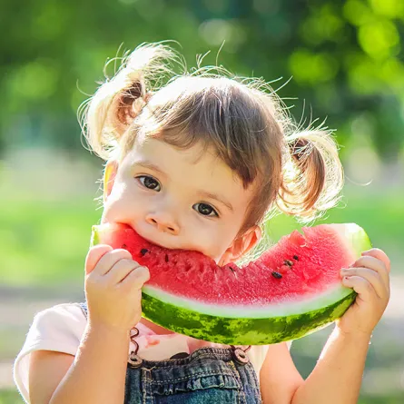 أطعمة لطفلك تحارب حرارة الصيف 