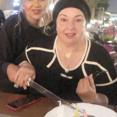 بالفيديو: الفنانة المعتزلة نورا تحتفل بميلادها في أول ظهور بعد تعافيها من المرض الغامض