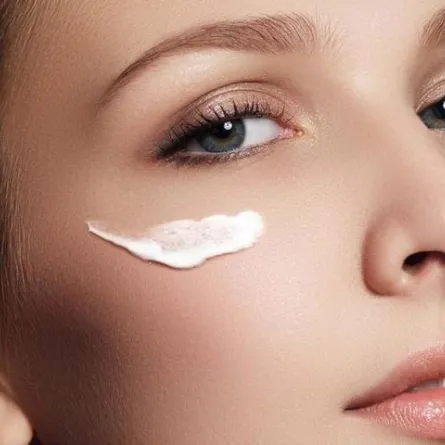 كريم محيط العينين وطرق وضعه الصحيحة