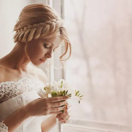 خلطات الشعر الجاف جرّبيها سريعاً قبل زفافك