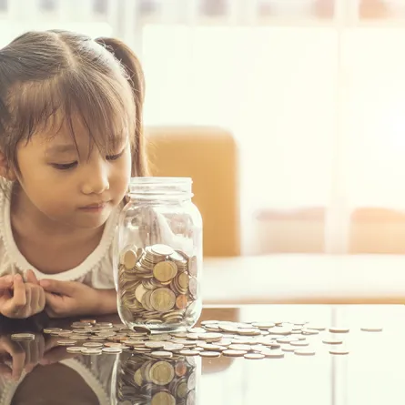 كيف تعلمين طفلك الحفاظ على المال؟ 