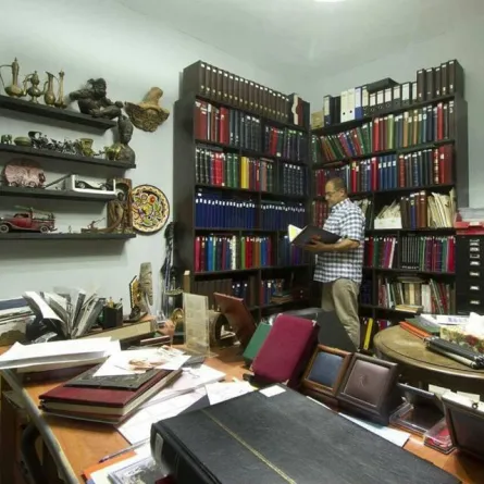 متحف خليل برجاوي الفريد.. أكبر مجموعة طوابع وبطاقات بريدية