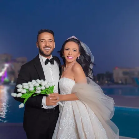 الفنان محمد مهران يواجه انتقادات قاسية بسبب أول صورة من «شهر العسل»