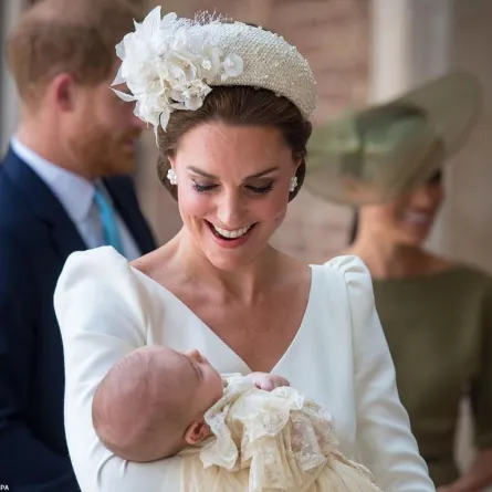 رغم عمره الصغير: "الأمير لويس" يتحول إلى أيقونة للموضة