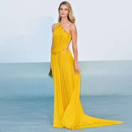 أشهر عارضات أزياء العالم يتنافسن باللون الأصفر