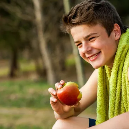 9 قواعد للتغذية في فترة المراهقة.. أهمية وجبة الإفطار وخطورة المشروبات الغازية