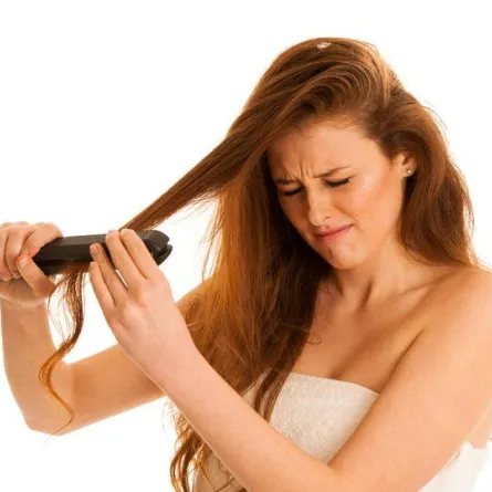 خبراء يحذرون من استخدام مكواة الشعر بعد انتهاء فترة صلاحيتها