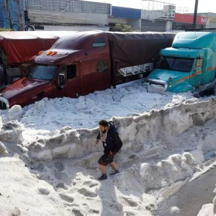 عاصفة ثلجية تبتلع مدينة مكسيكية