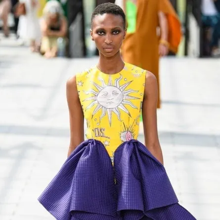 طفلة في عرض ربيع كيروز في باريس