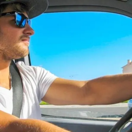 خبير سيارات: النظارات الشمسية تحمي العين عند القيادة