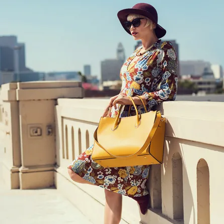 طرق تنسيق الحقيبة الصفراء مع أزيائك الصيفية