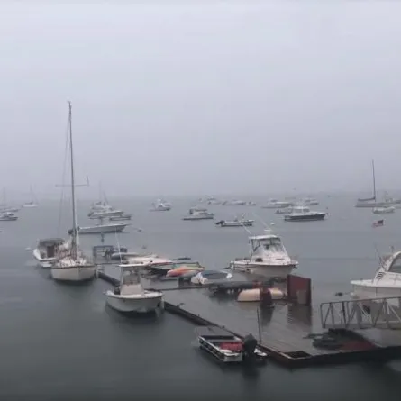 شاهد.. رعب حقيقي لـ«صاعقة رعدية» تضرب يختاً وتدمره تماماً في بوسطن