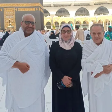  بالصور.. مها أبو عوف تؤدي مناسك العمرة وتدعو لشقيقها الراحل  