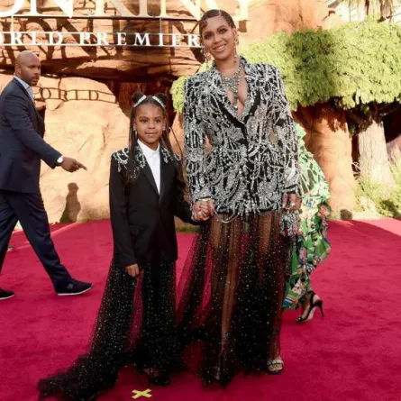 بيونسيه وابنتها تخطفان الأنظار في افتتاح فيلم The Lion King