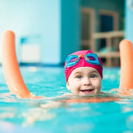 مع موسم الصيف فوائد ومخاطر السباحة للأطفال