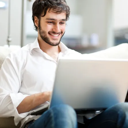 هل تضع اللاب توب على قدمك أثناء استخدامه؟.. انتبه أنت في خطر