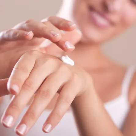 أقنعة الفازلين بالصيف لحماية اليد والقدم من التشققات