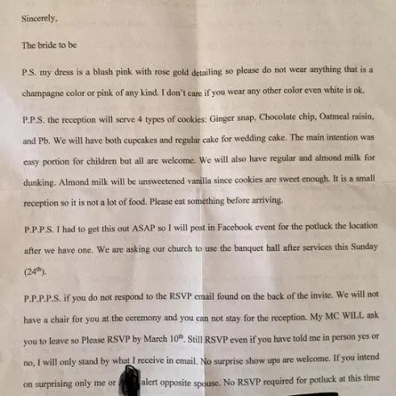 عروس تكتب مجموعة من التنبيهات لأصدقائها على بطاقة الدعوة