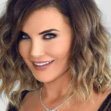 منى أبو حمزة تحتفل بتخرج إبنتها ياسمين