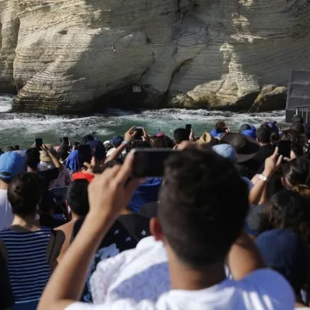 تحدي «الغطس» من فوق صخرة الروشة في بيروت