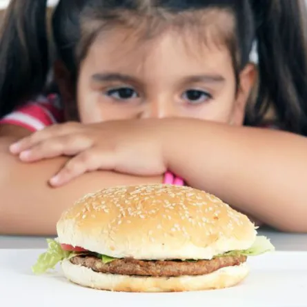 أضرار الوجبات السريعة على الطفل
