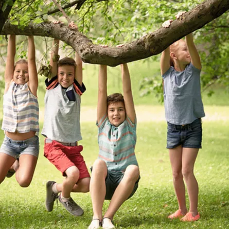 مخاطر وفوائد لعب الأولاد خارج المنزل