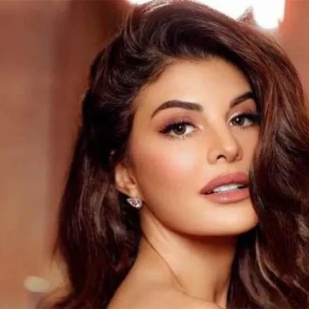 صورة.. جاكلين فيرنانديز تخفي وجهها من الباباراتزي