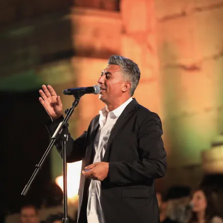 عمر العبد اللات يُهدي جمهور "جرش" أغنيتين من الألبوم الجديد