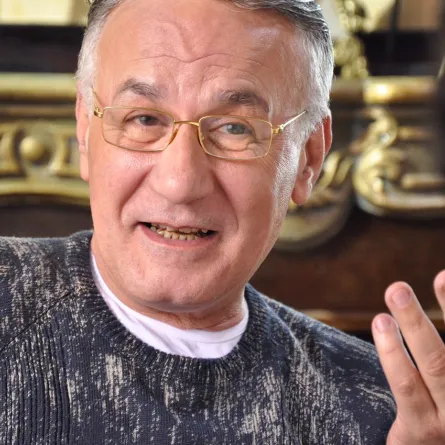 هذا الفنان هو بديل عزت أبو عوف في فيلم "عملة صعبة" 