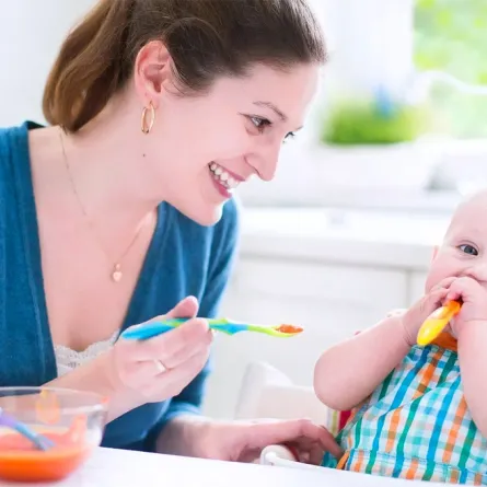 عدد وجبات الرضيع في الشهر الخامس... تعطيك إجازة قصيرة