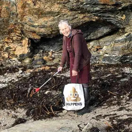 جدة إنجليزية تنظف 52 شاطئاً من مخلفات البلاستيك