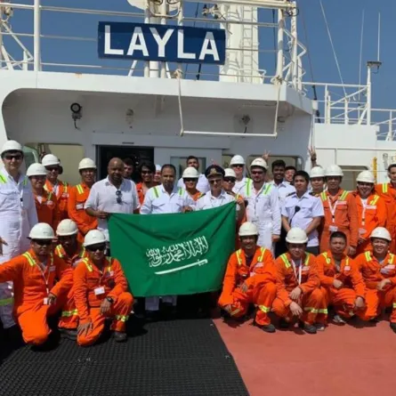 بالصور: رفع العلم السعودي على ناقلة نفط في رأس تنورة
