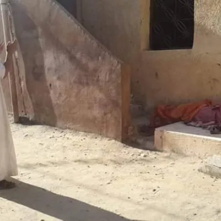 ينبش قبر والدته للمرة الثانية ويخرج جثمانها سليماً ليصلي عليها!