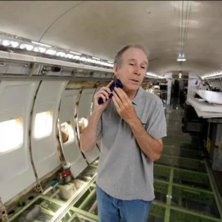 بالصور: رجل يعيش في «طائرة بوينغ 727»