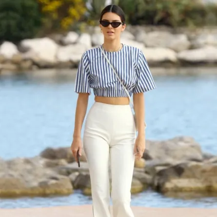 أفكار لتنسيق القميص المقلم .. هكذا تعتمده النجمات