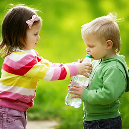 كيف تزرعين في طفلك حب المشاركة