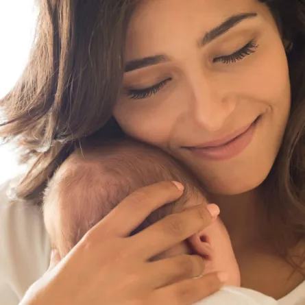  الأذان في أذن المولود ..أحكامه وأهميته