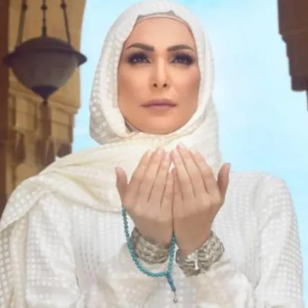 أمل حجازي تؤدي فريضه الحج: لست على المسرح انا بين يديّ الله