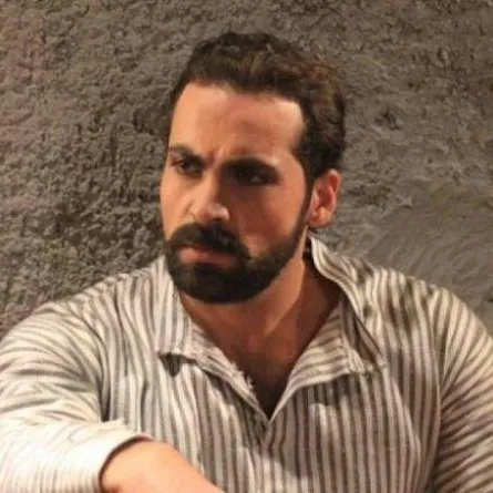 مهيار خضور يعايد جمهوره بصورة عائلية برفقة زوجته وأولاده 