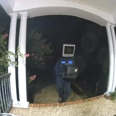 شاهد: رجل غامض يضع 50 تلفازًا أمام أبواب المنازل في فرجينيا