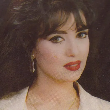 بالصور: الفنانة المعتزلة جيهان نصر تظهر في كواليس "الملك لير" بصحبة بناتها