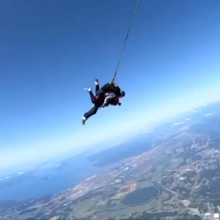 أكبر امرأة في العالم تدخل موسوعة "غينيس" بالقفز بالمظلة.. فكم عمرها؟