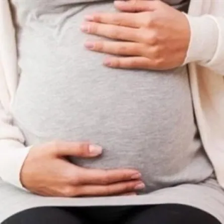 سيدة تضع طفلين بفارق شهرين عن بعضهما !!