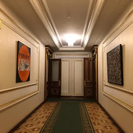 بالصور.. بطاريق وشاورما تزين جدران مكتب الرئيس الأوكراني